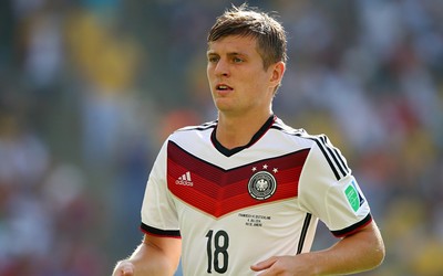 乐竞体育讨论-马修瑞安与梯队小将亲切交流